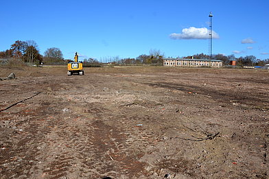 Die Grasnarbe auf dem DEG-Gelände in Neustadt/Glewe ist entfernt worden